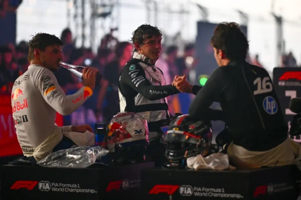 Max Verstappen au volant de sa Red Bull lors du Grand Prix de Singapour à Marina Bay.