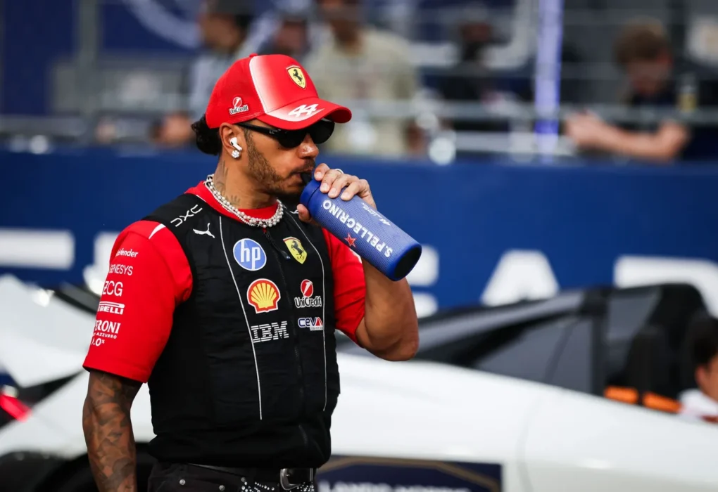 Lewis Hamilton au volant de sa Ferrari lors du GP de Singapour.