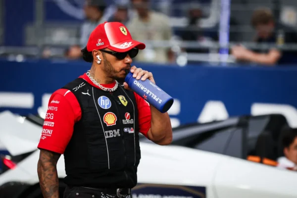 Lewis Hamilton au volant de sa Ferrari lors du GP de Singapour.