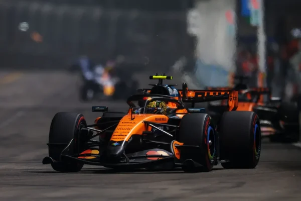 Lando Norris au volant de sa McLaren lors du week-end du GP de Singapour.