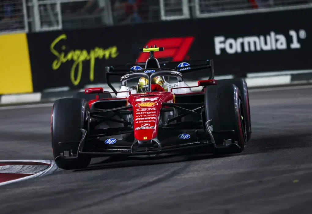 Lewis Hamilton et Lando Norris en piste au GP de Singapour.
