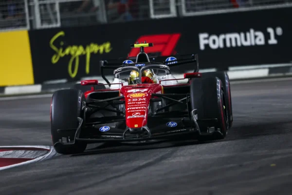 Lewis Hamilton et Lando Norris en piste au GP de Singapour.