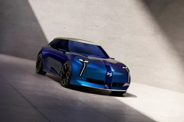 Le concept DS F3VER présente une carrosserie Bleu Cosmique et une face avant à signature lumineuse en Y.