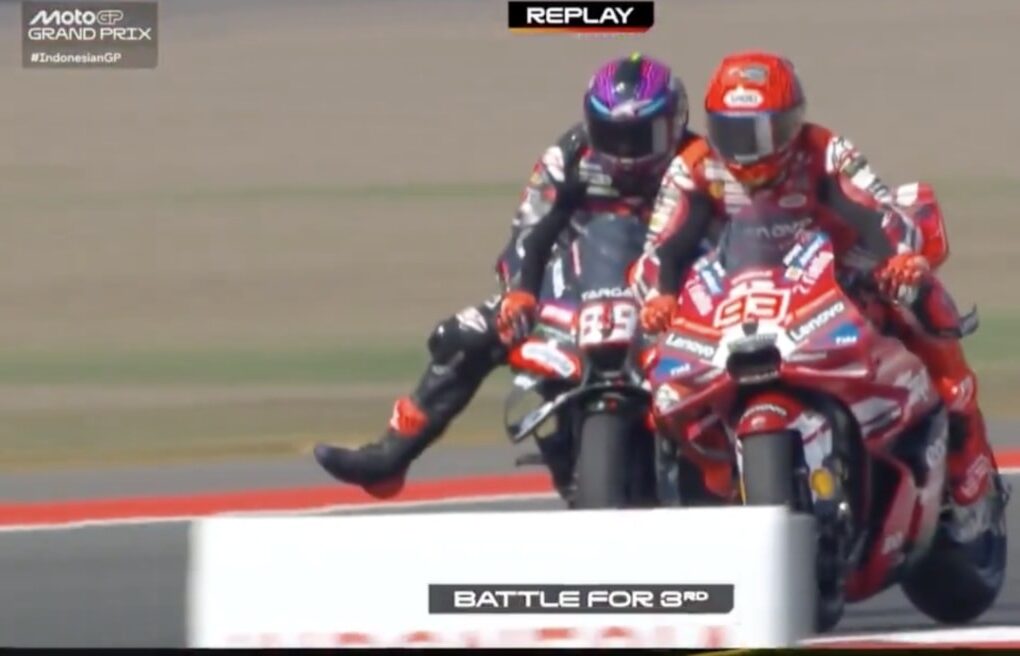 Une Ducati et une Aprilia en piste lors d'une course de MotoGP.