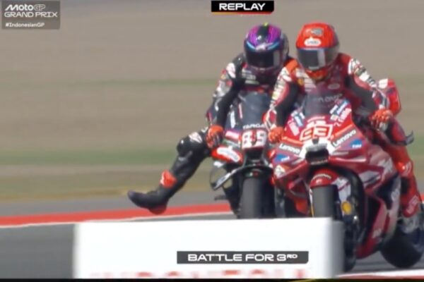 Une Ducati et une Aprilia en piste lors d'une course de MotoGP.