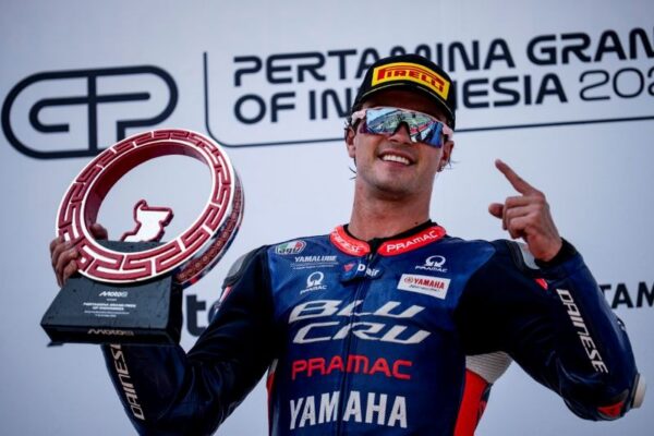 Izan Guevara au guidon de sa Moto2 de l'équipe BLU CRU Pramac Yamaha.