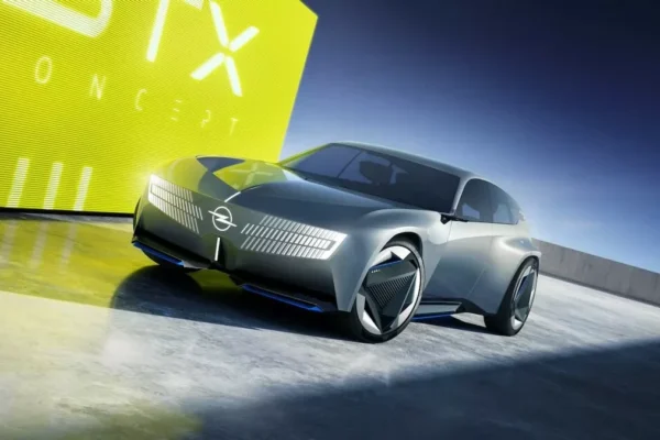 Opel STX Concept, un break électrique au Vizor lumineux et aux lignes sculptées.