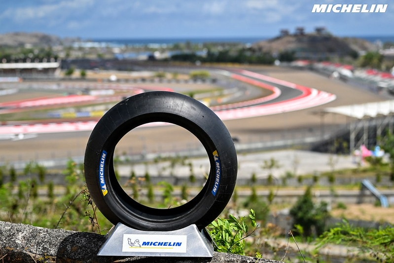 Une moto du MotoGP équipée de pneus Michelin sur le circuit de Mandalika.
