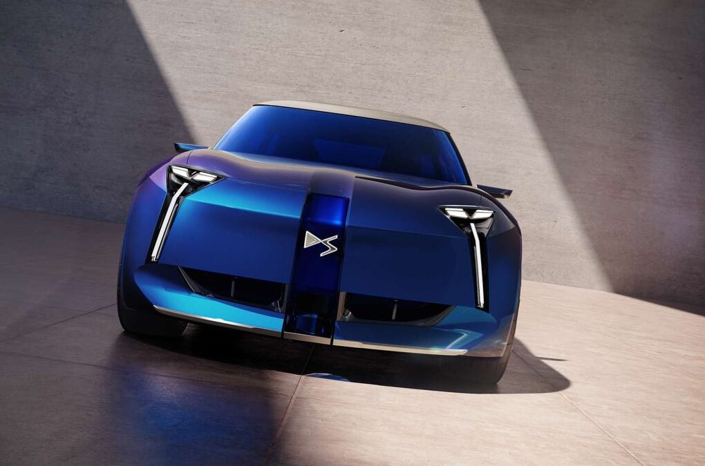 Le concept DS F3VER adopte une silhouette basse de berline compacte.