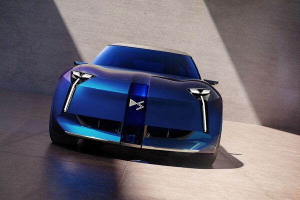 Le concept DS F3VER adopte une silhouette basse de berline compacte.