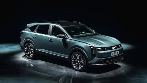 La Dacia Striker démarre à plus de 23 000 € mais il faudra compter 28 100 € pour l'hybride
