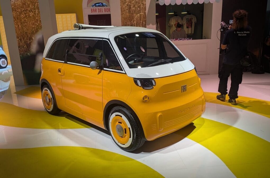 Le concept Fiat Multiplina, au nez vertical et aux phares ronds, présente une carrosserie bicolore.