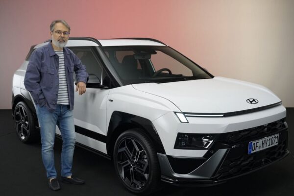 Le Hyundai Bayon de seconde génération avec son bandeau lumineux avant et ses lignes inspirées du Kona.