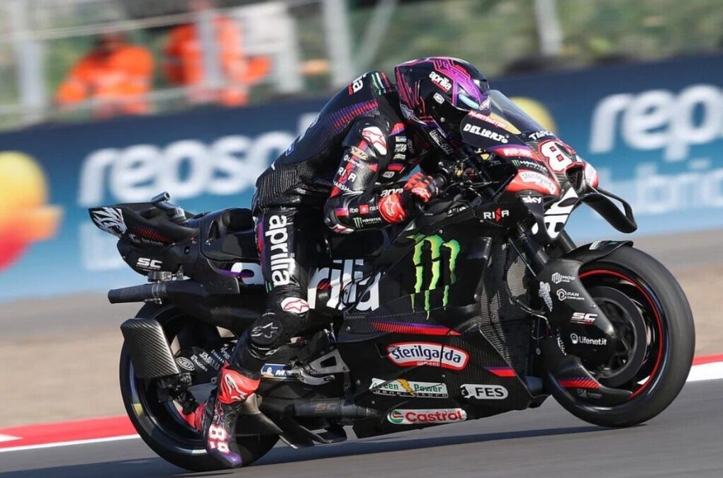 Jorge Martin sur son Aprilia sur la grille de départ du Grand Prix d’Indonésie à Mandalika.