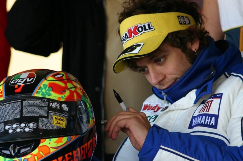 Valentino Rossi au guidon de sa moto en MotoGP.