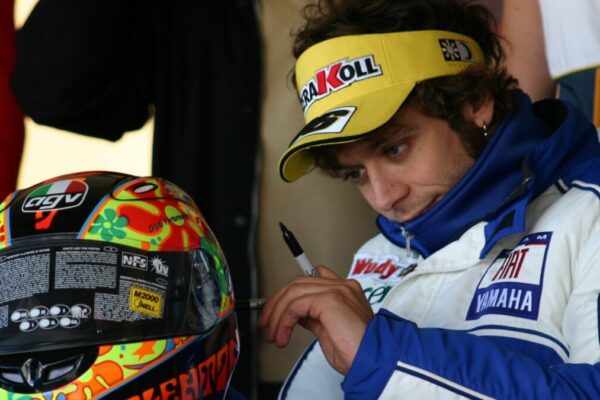 Valentino Rossi au guidon de sa moto en MotoGP.