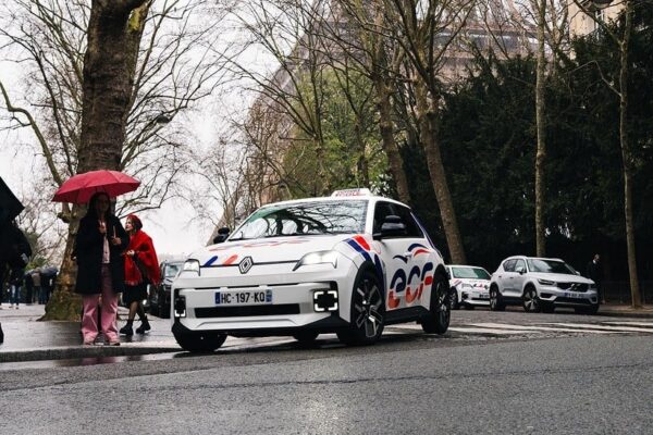Une voiture d’auto-école utilisée pour la formation au permis de conduire.