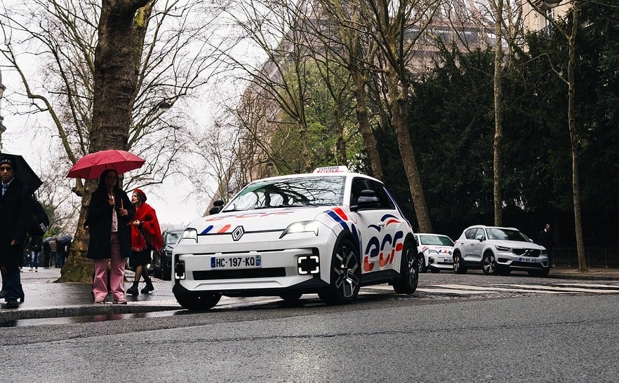 Une voiture d’auto-école utilisée pour la formation au permis de conduire.