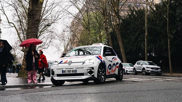 Les voitures des auto-écoles parcourent parfois jusqu’à 60 000 km par an, tandis que le prix des carburants augmente.