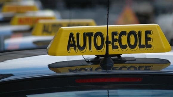 La hausse du carburant, l’accès difficile aux examens et les charges élevées pèsent sur les auto-écoles.