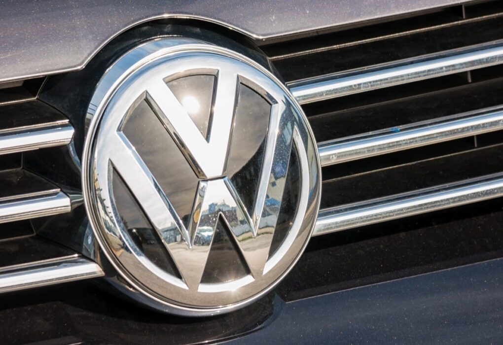 Véhicules de différentes marques du groupe Volkswagen présentés côte à côte.