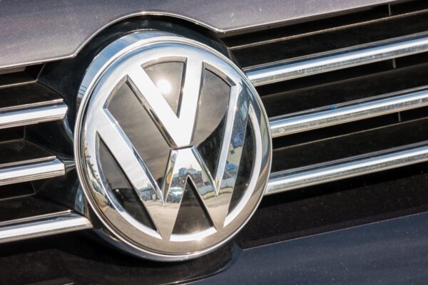 Véhicules de différentes marques du groupe Volkswagen présentés côte à côte.