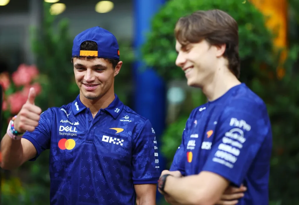 Une monoplace McLaren en piste pendant un Grand Prix de F1.