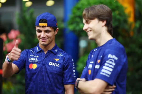 Une monoplace McLaren en piste pendant un Grand Prix de F1.
