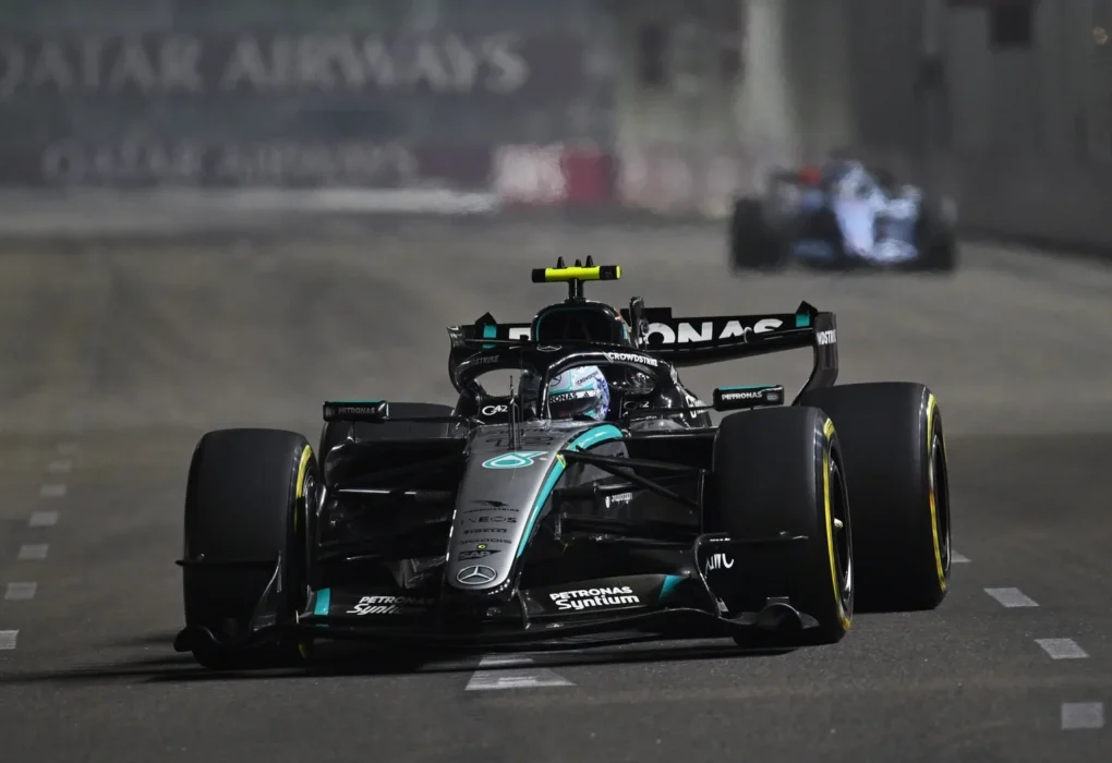 Kimi Antonelli au volant de sa Mercedes lors du GP de Singapour.