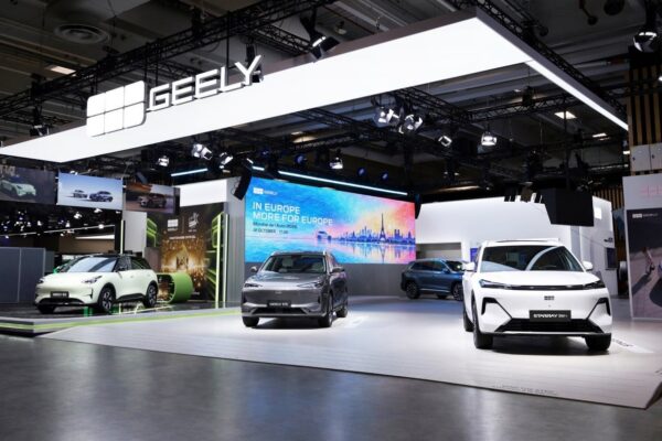 Le SUV Zeekr 9X présenté sur le stand du groupe Geely au Mondial de Paris.
