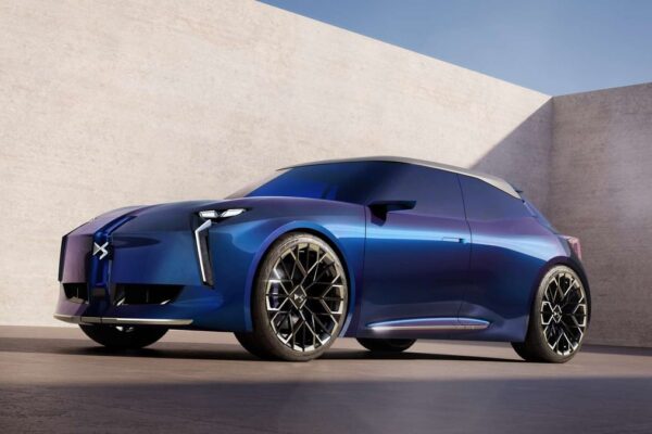 Les concept-cars Stellantis exposés sur un stand du Mondial de Paris 2026.