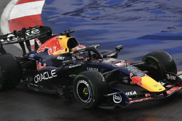 Vue du plancher et des pontons d’une monoplace Red Bull de Formule 1.