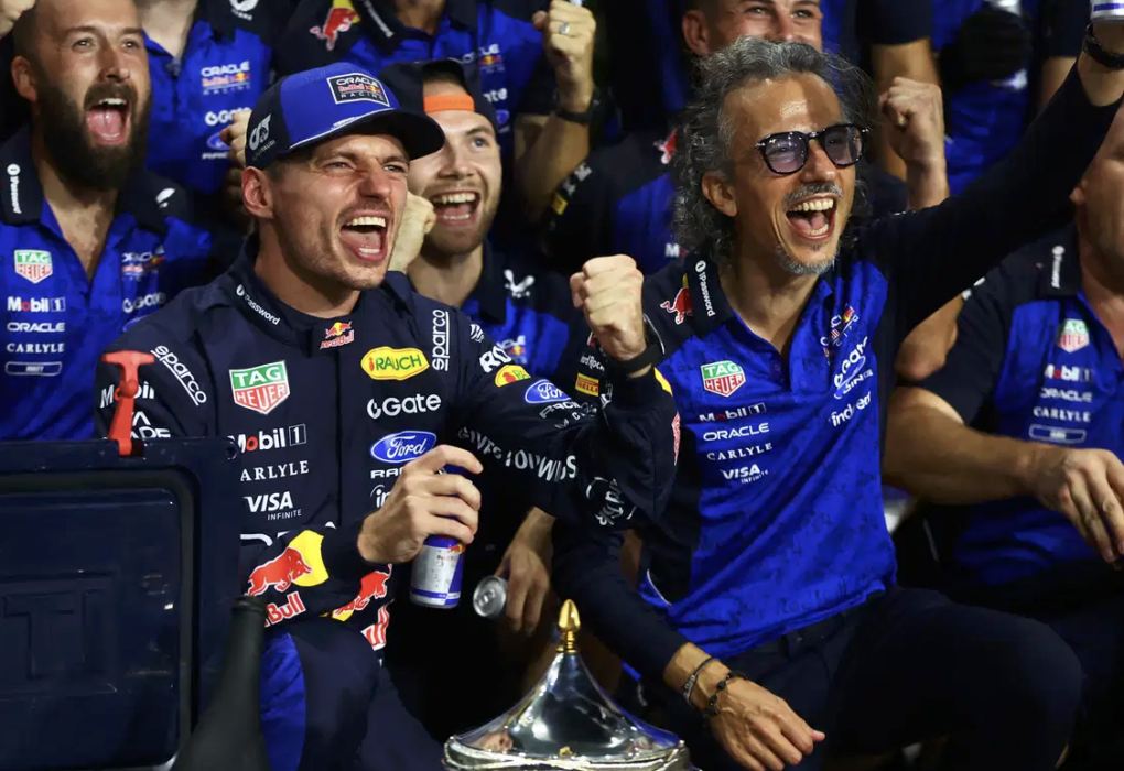 La Red Bull RB22 de Max Verstappen en piste lors d’un Grand Prix de F1.