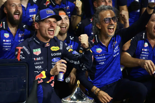 La Red Bull RB22 de Max Verstappen en piste lors d’un Grand Prix de F1.