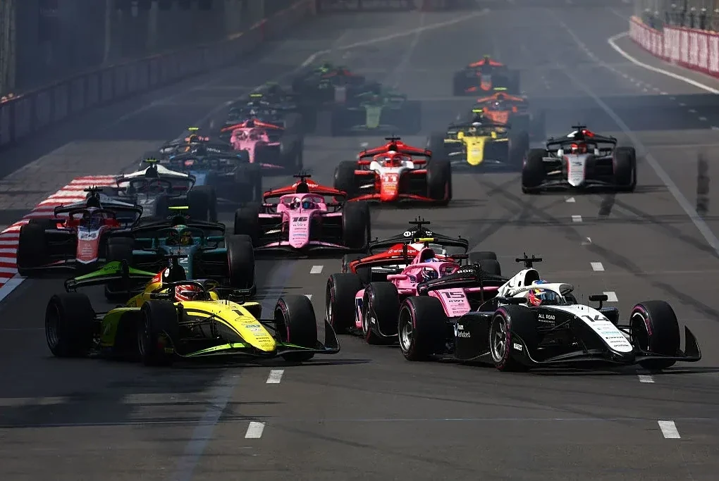 Monoplaces de Formule 2 en course sur un circuit.