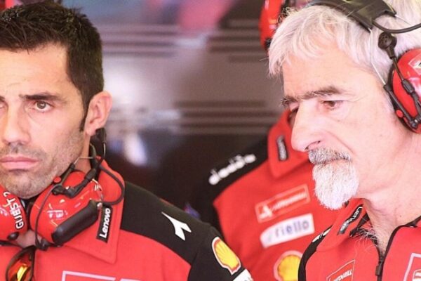 Michele Pirro au guidon d'une Ducati de MotoGP.