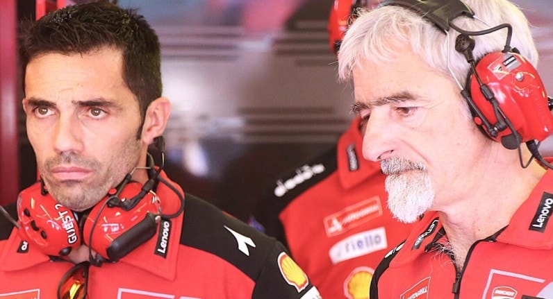 Michele Pirro au guidon d'une Ducati de MotoGP.
