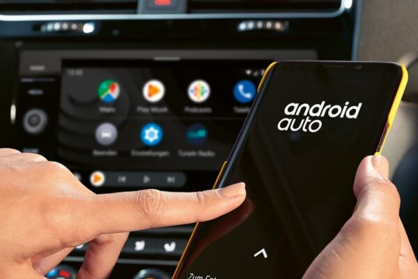 L'interface d'Android Auto affichée sur l'écran central d'une voiture.