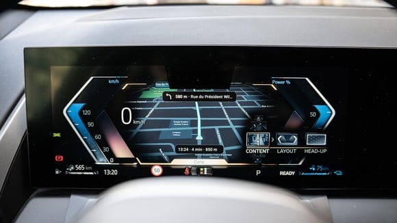 Waze s’affiche sur l’écran multimédia d’une voiture via Android Auto.
