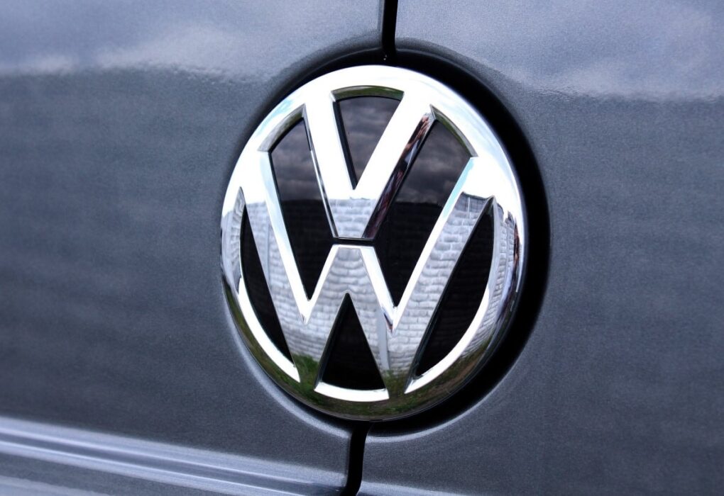 Oliver Blume, directeur général de Volkswagen, lors d’une prise de parole à un événement automobile.