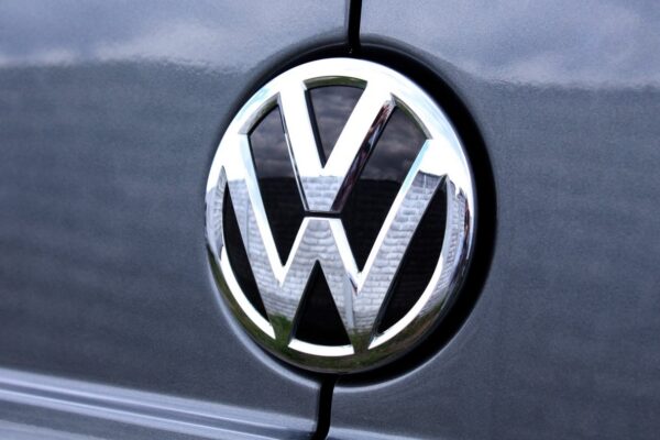 Oliver Blume, directeur général de Volkswagen, lors d’une prise de parole à un événement automobile.