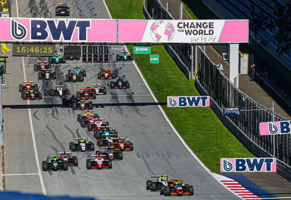 Monoplaces de Formule Régionale en piste lors d’une course du FREC.