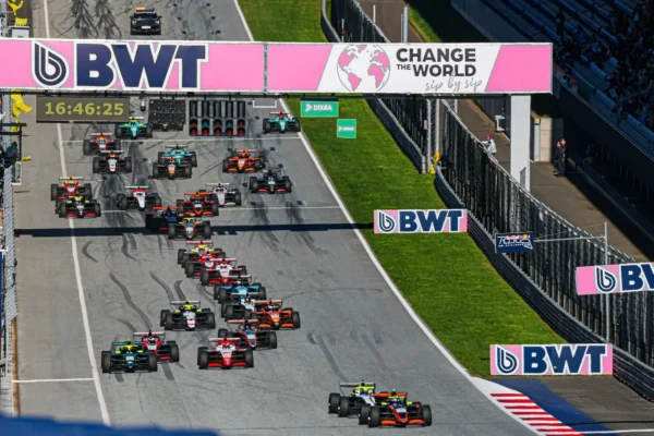 Monoplaces de Formule Régionale en piste lors d’une course du FREC.