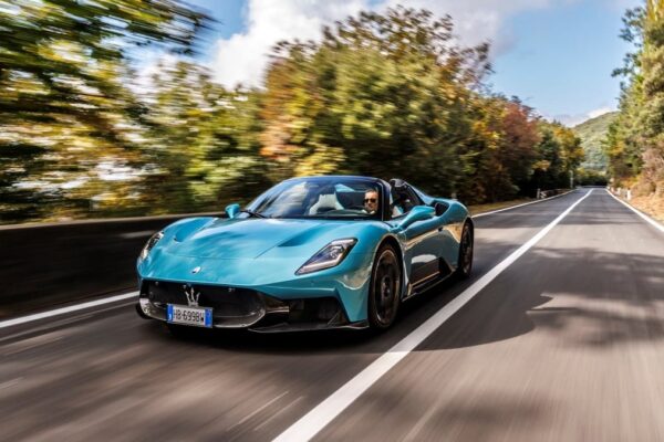 Une voiture Maserati arborant l'emblème au Trident.