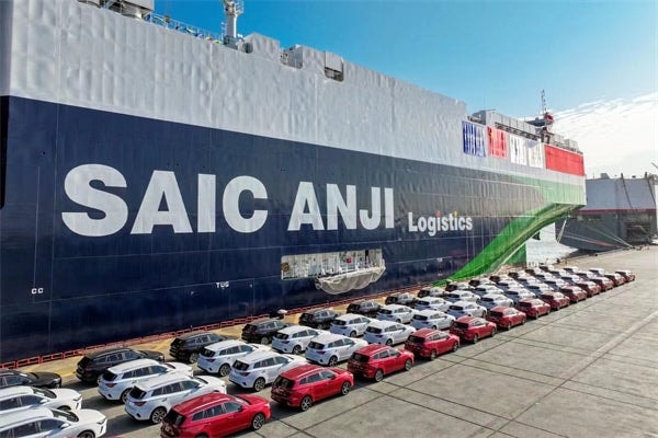 Des véhicules chinois destinés à l'exportation stationnés avant leur expédition.