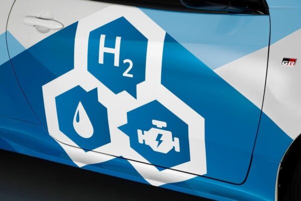 Véhicule Toyota illustrant les recherches du constructeur sur l’ammoniac comme source d’hydrogène.