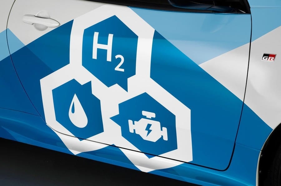 Véhicule Toyota illustrant les recherches du constructeur sur l’ammoniac comme source d’hydrogène.