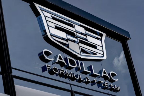 Valtteri Bottas dans les installations de Cadillac à Silverstone.