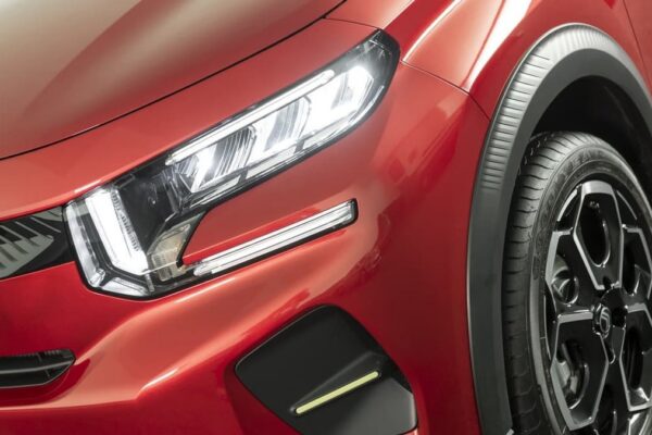 La Citroën C3 de quatrième génération avec sa carrosserie haute et ses lignes anguleuses.