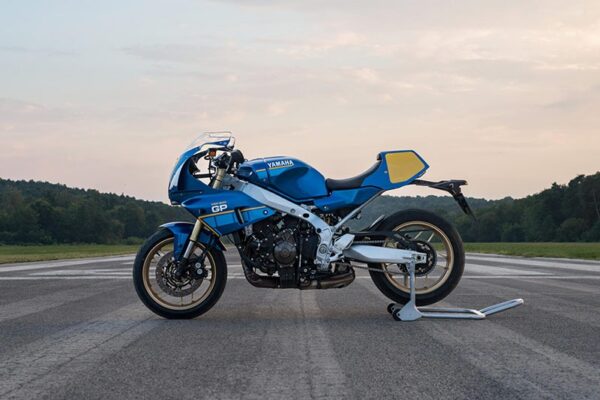 Une Yamaha XSR900 GP dans sa livrée Legend Blue aux motifs bleu clair et aux plaques jaunes.